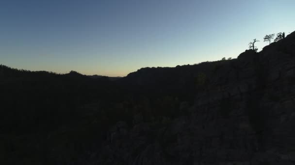 夕阳西下的阳光洒在南达科他州立公园的山顶上 在空中相机上发出戏剧性的镜头闪光 — 图库视频影像
