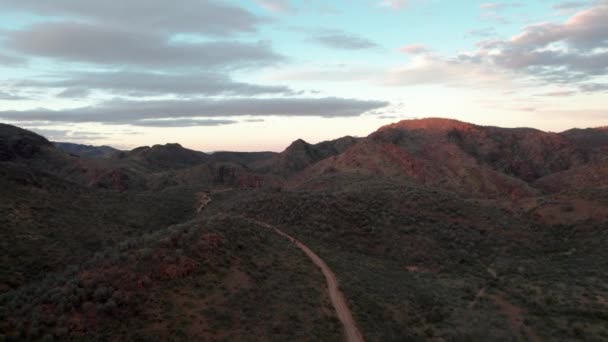 Gökyüzü Yükselen Uzak Yer Dağ Tepelerinde Günbatımı Işıkları Hoş Geldin — Stok video