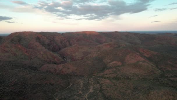 Drone Flying Backwards Revealing Majestic Welcome Pound Landscape Rugged Australian — Stock Video