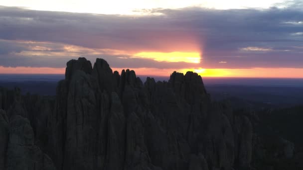 在南达科他州州立公园上空 夕阳西下 天空一片火红的橙色和紫色 — 图库视频影像