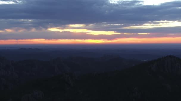 日落时分 从南达科他州斯皮雷斯主教座堂上空飞过 缓慢的空中进场 — 图库视频影像