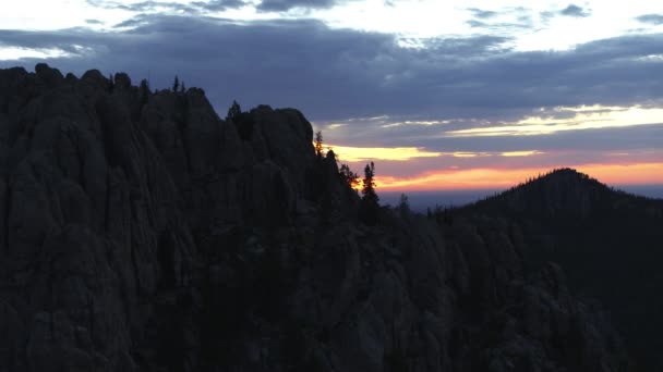 ドローン撮影 サウスダコタ州カスター州立公園の大聖堂の尖塔 日没後 — ストック動画