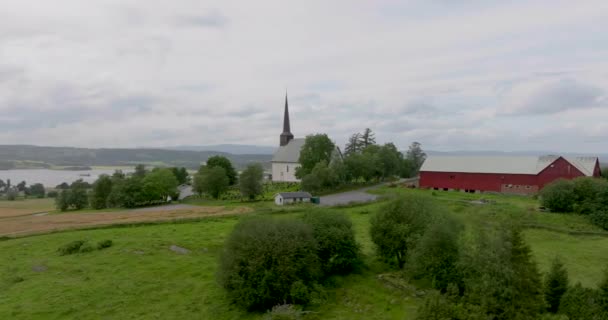 Petite Ville Avec Église Grange Terres Agricoles Sommet Colline Surplombant — Video