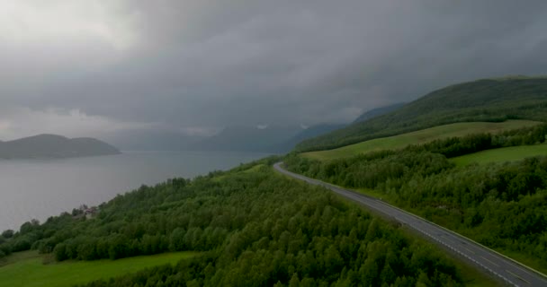 Suivre Autoroute Dans Les Nuages Sombres Brouillard Pluie Norvège Aérien — Video