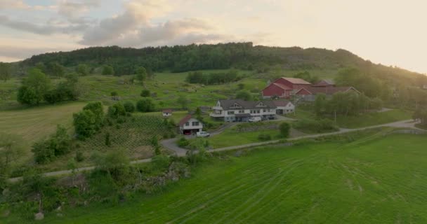 丘の上の農場の素晴らしい夕日 黄金の時間 美しい山々 — ストック動画