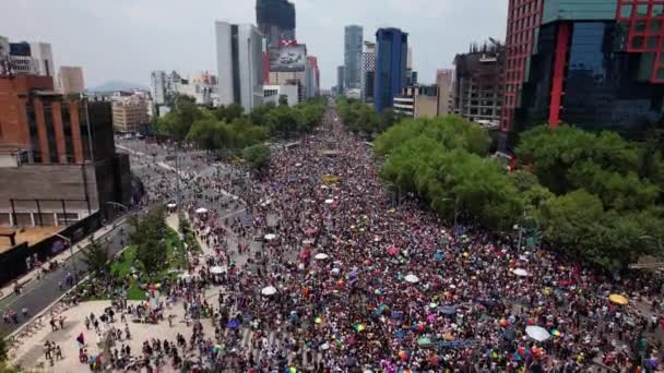 ダウンタウンメキシコの街ゲイの誇りを祝う人々でいっぱい 空中ビュー — ストック動画