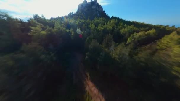 北塞浦路斯坎塔拉城堡的空中景观 其最高峰耸立在山顶上 四周尽收眼底 Fpv无人机发射 飞越城堡 — 图库视频影像