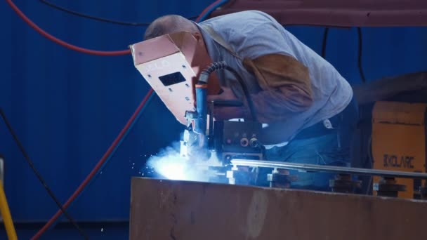 Galangan Kapal Pekerja Welding Metallic Boat — Stok Video