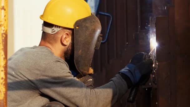Nicht Wiederzuerkennen Arbeiter Schweißen Metall — Stockvideo