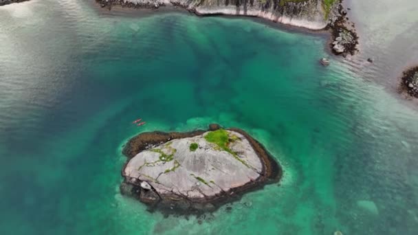 Luchtfoto Met Uitzicht Twee Kajaks Turquoise Oceaan Wateren Van Noorwegen — Stockvideo