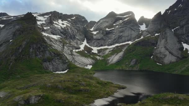 挪威罗浮敦多云岛屿上的带雪的湖泊和陡峭的高山 空中景观 — 图库视频影像