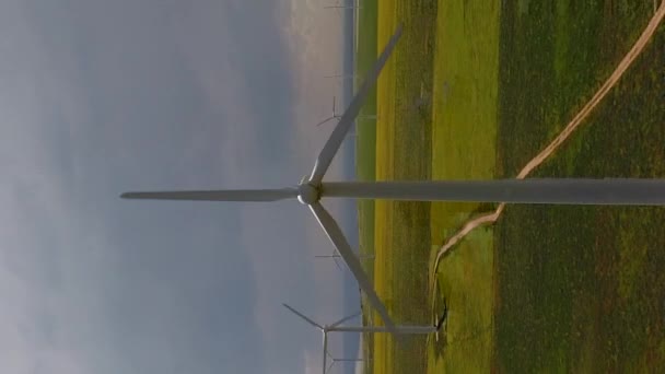 Vista Aérea Vertical Mirando Directamente Grandes Turbinas Eólicas Parque Eólico — Vídeos de Stock
