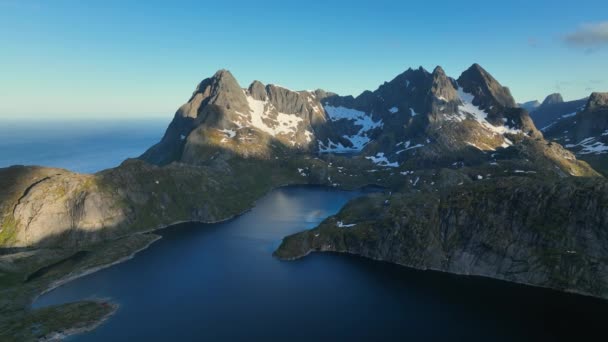 Letecký Pohled Zasněžené Hory Slunečný Letní Večer Lofotoddenním Národním Parku — Stock video