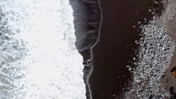冲刷亚速尔黑色沙滩的泡沫波 垂直俯瞰 — 图库视频影像