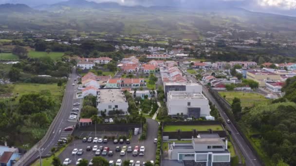 Wohnblock Mit Häusern Und Parkplätzen Unter Wolkenverhangenen Bergen — Stockvideo
