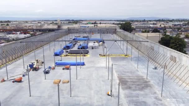 新倉庫の建設中の建物機器や機械 航空ビューの屋根 — ストック動画