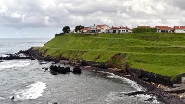 Casas Ricas Costa Marítima Gramada Pisada Dos Açores Dia Nublado — Vídeo de Stock