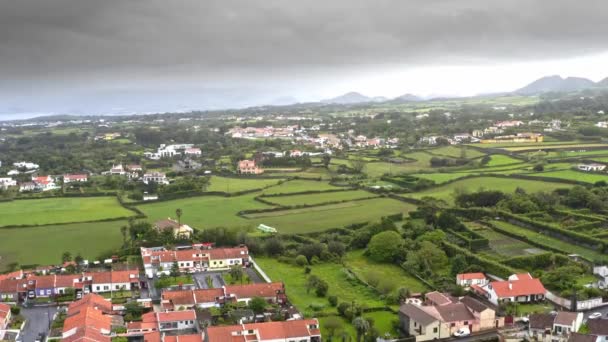 Города Живописной Сельской Местности Азорских Островов Штормовыми Облаками Воздушные — стоковое видео
