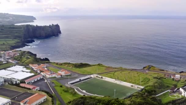 Μικρό Γήπεδο Ποδοσφαίρου Πόλη Παράκτιους Βράχους Στις Αζόρες Εναέρια Zoom — Αρχείο Βίντεο