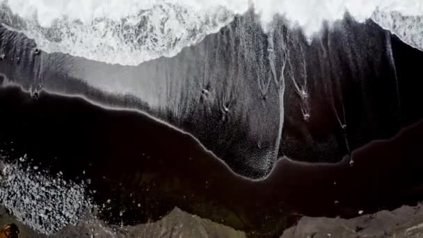 发泡的海浪冲刷亚速尔黑色沙滩 — 图库视频影像