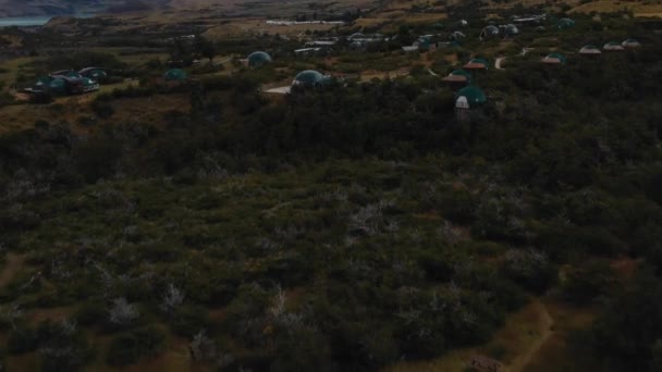 Polygonale Geodätische Zelte Auf Turftigem Berghügel Mexiko Aufschlussreicher Schuss — Stockvideo