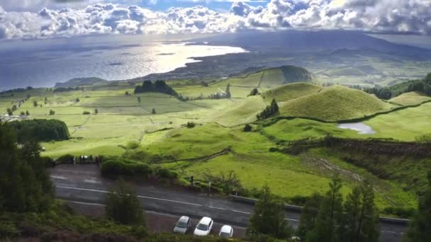 Widok Przydrożny Widokiem Zielone Wzgórza Wsi Panoramiczne Anteny — Wideo stockowe