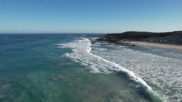 Vuelo Con Drones Espuma Marina Hacia Faro Corny Point Hermoso — Vídeo de stock