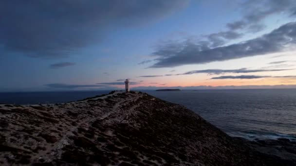 スペンサー岬灯台の手島へのドローンの飛行 水平線の夕日 — ストック動画