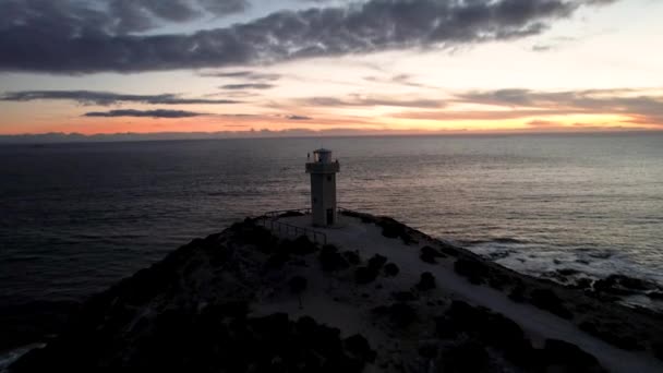 Aerial Ascending Motion Lighthouse Silhouette Rotsachtige Kust Cape Spencer Tijdens — Stockvideo