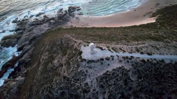 Bovenaanzicht Van Cape Spencer Lighthouse Klif Onthullend Scenic Rocky Kustlijn — Stockvideo