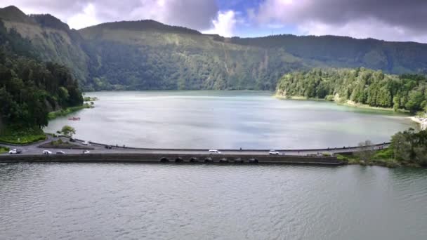 AzoresのSete Cidadesの双子の湖の上の石の橋 空飛ぶ — ストック動画