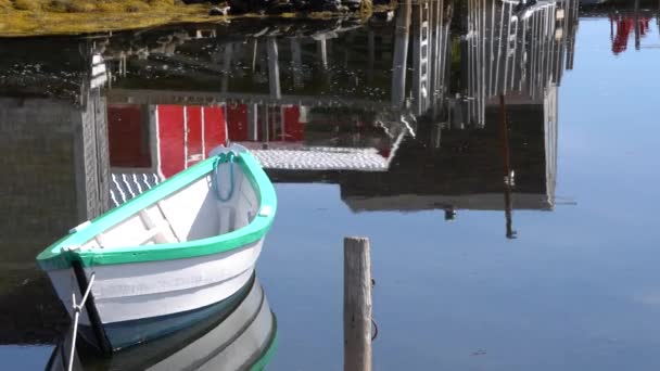 Ein Fischerboot Bewegt Sich Langsam Unter Dem Einfluss Von Wellen — Stockvideo