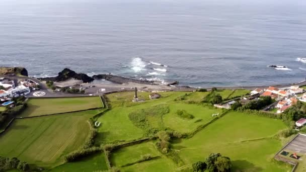 Grandes Olas Que Estrellan Idílica Costa Rural Azores Tiro Drones — Vídeos de Stock