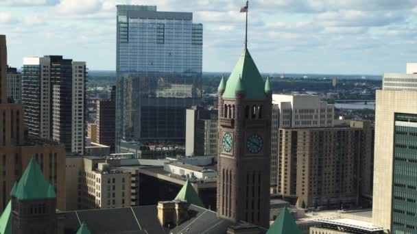 ミネソタ州ミネアポリス市役所の劇的な軌道近視 — ストック動画