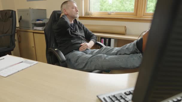 Bir Ofis Çalışanı Stresli Bir Günden Sonra Dinlenir — Stok video