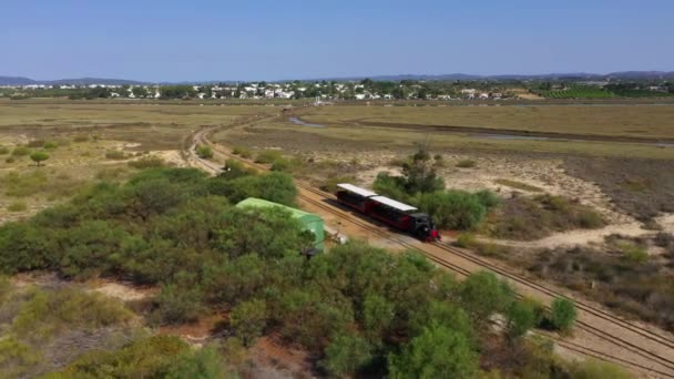 バリルビーチ電車の空中ビューは トラック上で反転タビラ ポルトガル — ストック動画