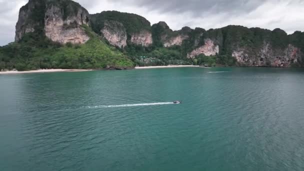 Longboat Backwash Segling Blå Havet Nära Ton Sai Beach Nang — Stockvideo