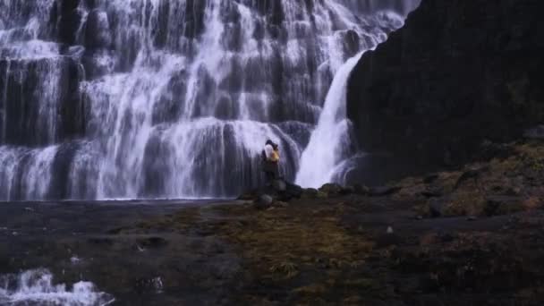 Touriste Debout Devant Les Cascades Dynjandi Fjallfoss Dans Région Westfjords — Video