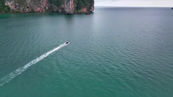 Longtail Båt Kryssning Över Tonsai Bay Krabi Thailand Spårning Drönarskott — Stockvideo