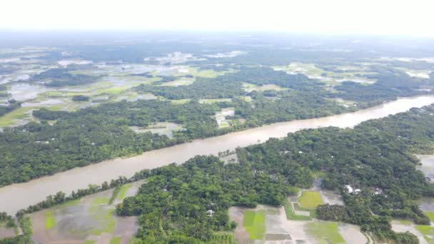 Luftbild Eines Überfluteten Flusses Mit Landwirtschaftlichem Land Und Dörflicher Landschaft — Stockvideo