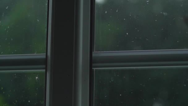 部屋の中から窓を通してムーディー雨 スローモーション — ストック動画