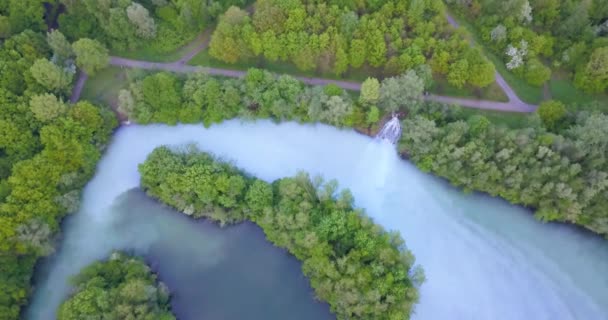 美丽湖泊周围的茂密森林 空中景观 — 图库视频影像