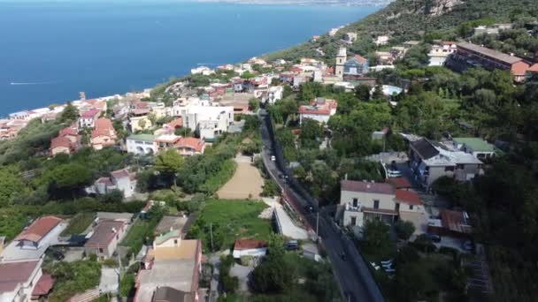 Bilkörning Gatorna Toppen Berget Med Vacker Utsikt Över Medelhavet — Stockvideo
