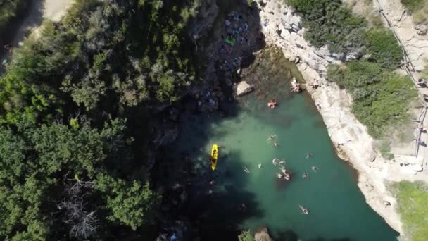 人们在索伦托的一个叫Regina Giovanna的隐蔽海滩游泳 — 图库视频影像