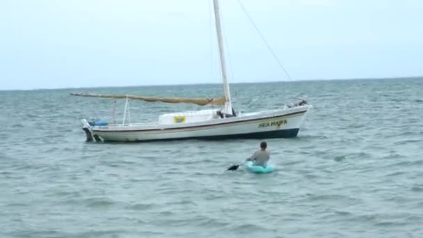 Old Man Kayak Approaching Boat Ocean Belize — Stock Video