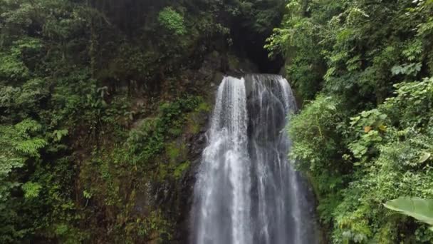 コスタリカの滝のドローンによる美しいビデオシューティングゲーム — ストック動画