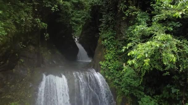 コスタリカの滝の信じられないほどのドローンビデオ — ストック動画
