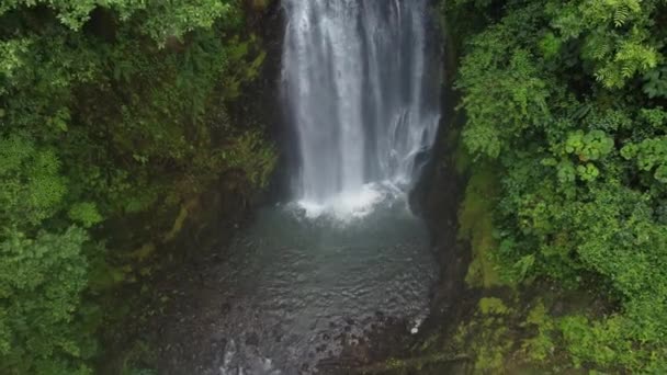 コスタリカの美しい滝の無人偵察機の光景 — ストック動画