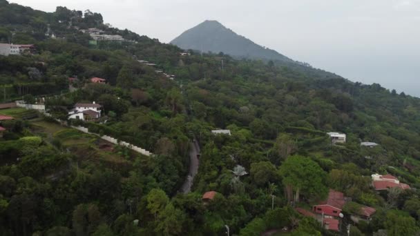 Αυτοκίνητο Που Οδηγεί Στους Δρόμους Μεταξύ Των Βουνών Στο Σαλβαδόρ — Αρχείο Βίντεο