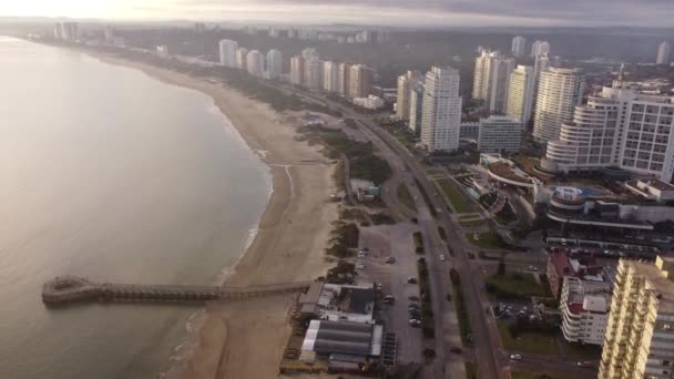 海岸沿いの道路を示す海辺の都市 プンタ エステの空中ビュー — ストック動画